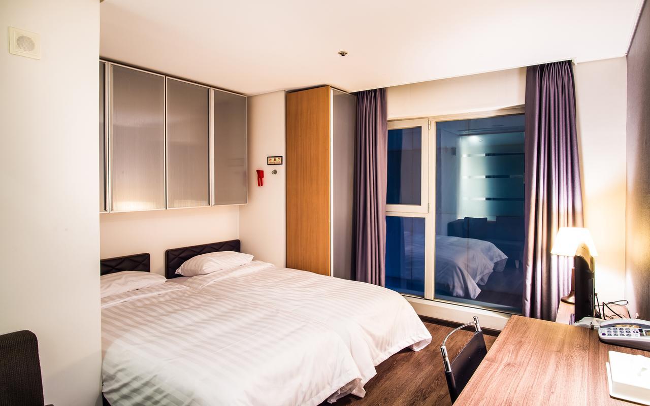 Hotel Arinus Shinchon Seoul Bagian luar foto