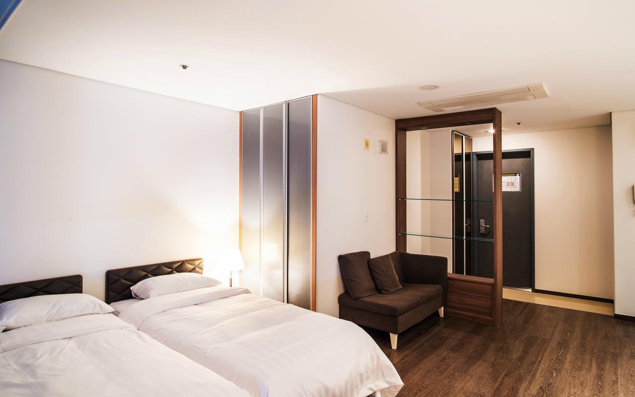 Hotel Arinus Shinchon Seoul Bagian luar foto